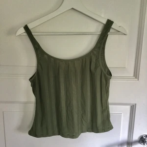 Olivgrönt mesh linne  - Randig meshcroptop, köpt på 2nd hand men aldrig använd av mig. 