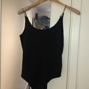 En bodysuit - En svart bodysuit från new YORKER i stl m , den är i jättebra skick och är knappt andvänd. 