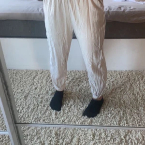 Byxor - Säljer dessa par byxor då jag bara har använt dom 1 gång! Skriv för mer bilder!