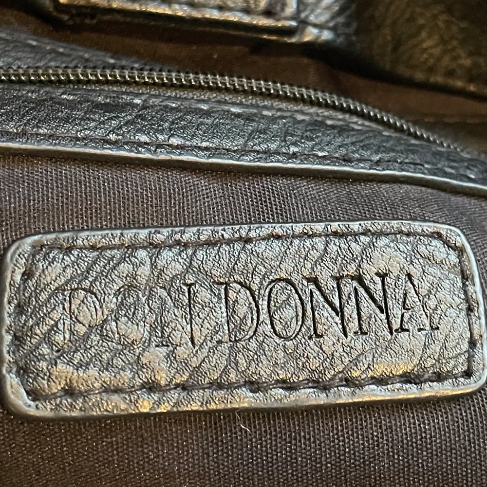 Säljer denna väska från märket Don Donna i äkta läder. Väskan är stor och rymlig perfekt till skolan eller jobb!Den är perfekt för att den passar till ALLT!💕Väskan är i jätte bra skick!💜. Väskor.