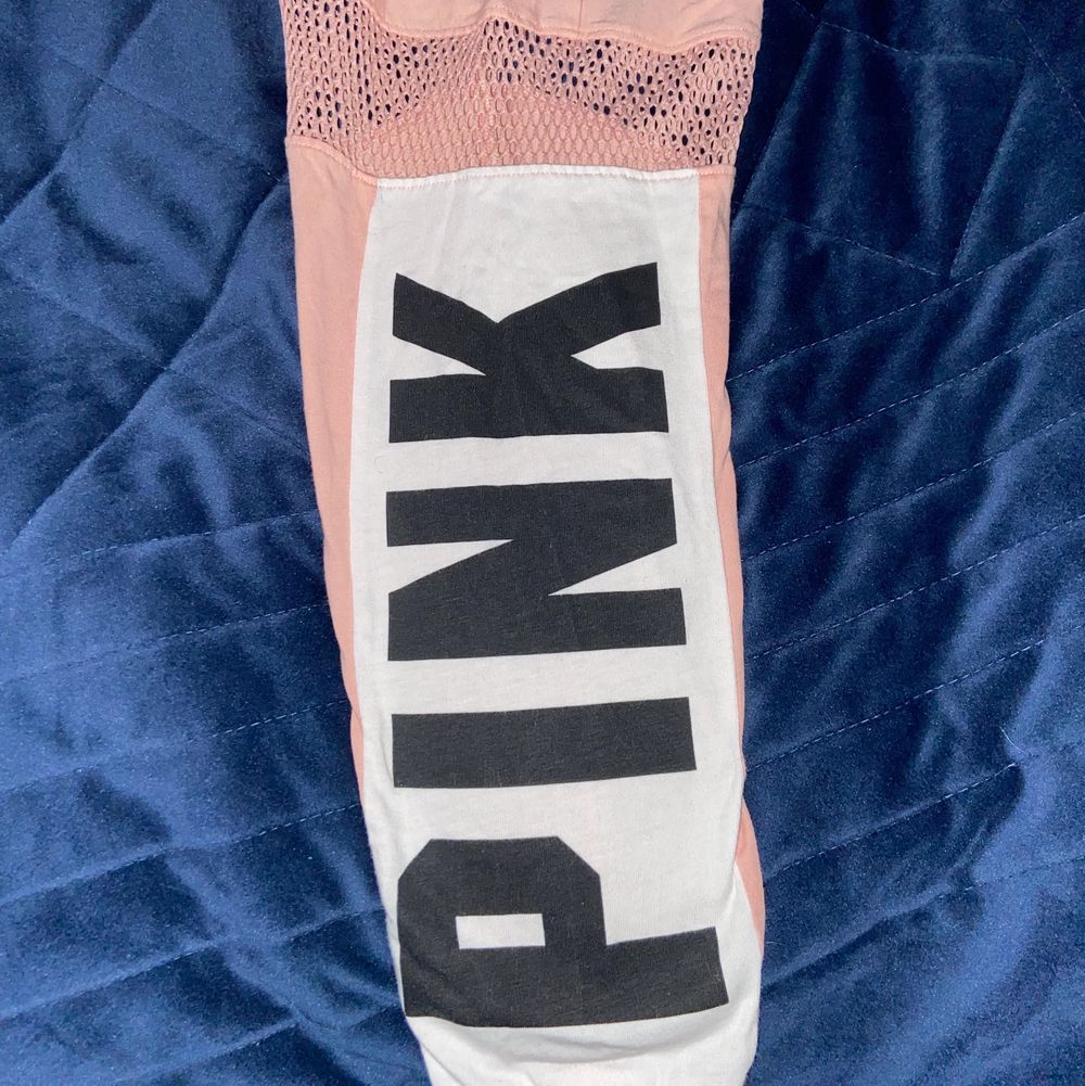 Säljer denna coola rosa tröjan från pink! Den har coola nätdetaljer och text där det står ”pink” på ärmarna! Sparsamt använd och i mycket bra skick! Kontakta mig vid intresse🦋🦋. Huvtröjor & Träningströjor.