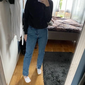 Blå jeans från nakd  - Jättefina blå jeans ifrån nakd! Knappt använda så i väldigt bra skick! Stl 34.