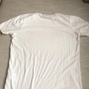 T-shirt  - En skön tröja från GinaTricot i storlek XS, har användt den 2-4 gånger. Tröjan är inte tajt och den är fläckfri, trycket på tröjan är fortfarande på och snyggt!❤️