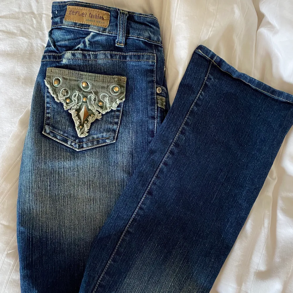 kikar intresse på mina fina låga jeans. Storlek 38 men stretchiga i midjan. Långa! Bud från 150kr, köpa direkt på DM. Jeans & Byxor.
