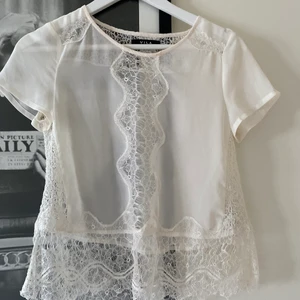 Supergulliga siden topp från vila - Säljer nu min supergulliga topp från vila som endast använts en gång. Super fint och bra skick 💗