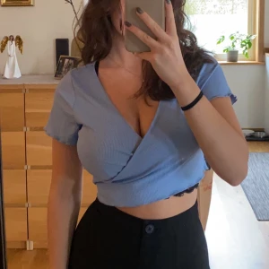 Blå knyttopp  - Från SHEIN, superfin men aldrig använt den. Man kan knyta den precis hur man vill! Den är väldigt stretchig så skulle säga att den funkar för XS-M beroende hur tajt man vill ha den :)