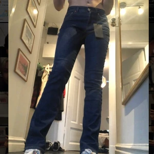 Lågmidjade bootcut jeans - Helt nya endast testa lågmidjade bootcut jeans med prislapp kvar. Säljer dom då jag köpte dom för ett tag sen och det är nu försent att returnera. 