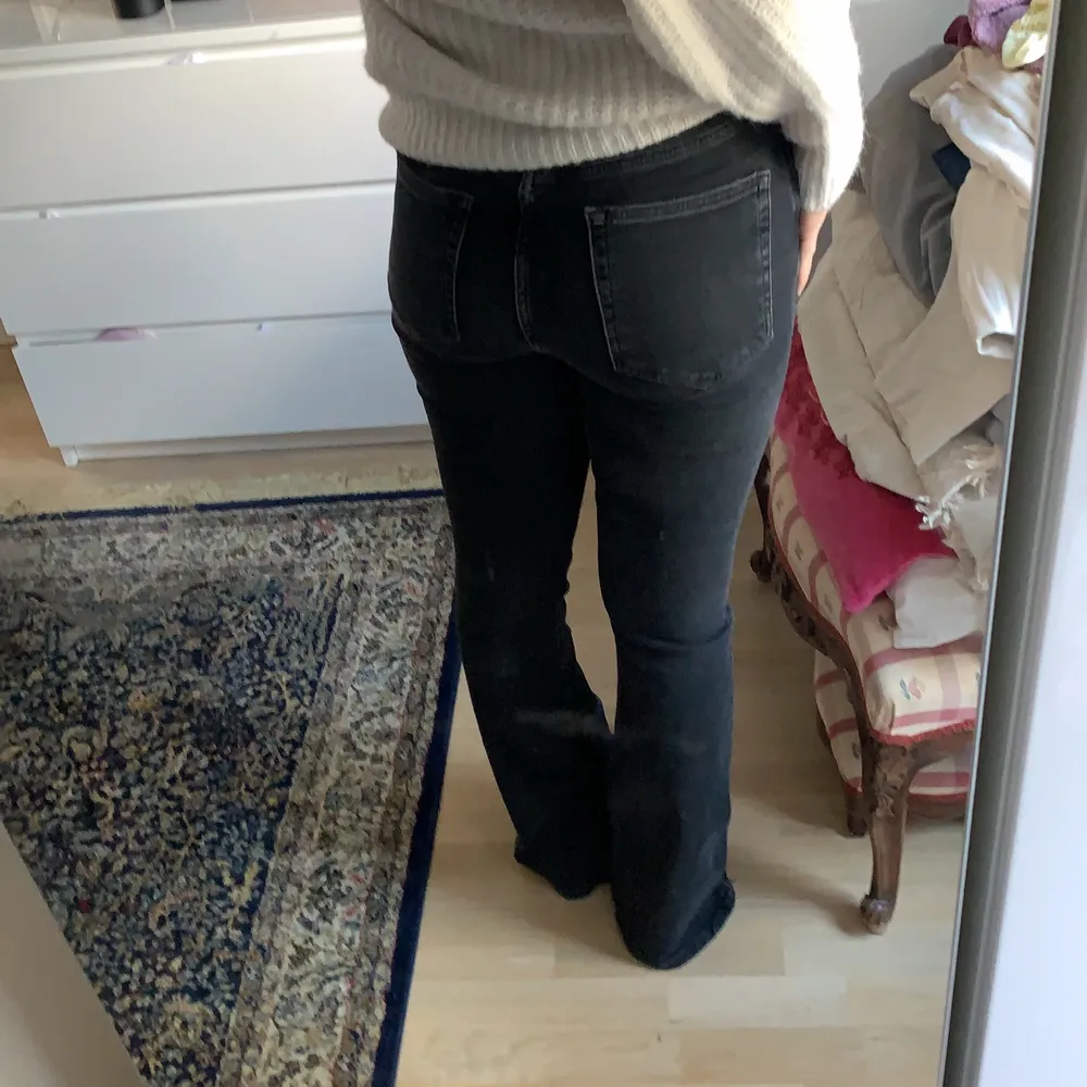 Svarta bootcut jeans med inner slits . Jeans & Byxor.