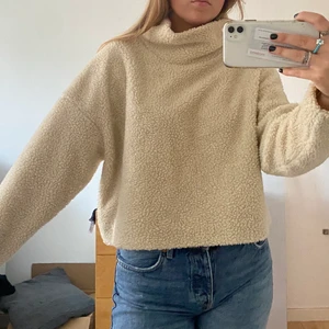 Teddy tröja🦦 - Snygg tröja med teddy-tyg och hög krage från Weekday! Väldigt bra skick då den är använd få gånger. Köpt för ett par år sedan för 500kr 💕⚡️