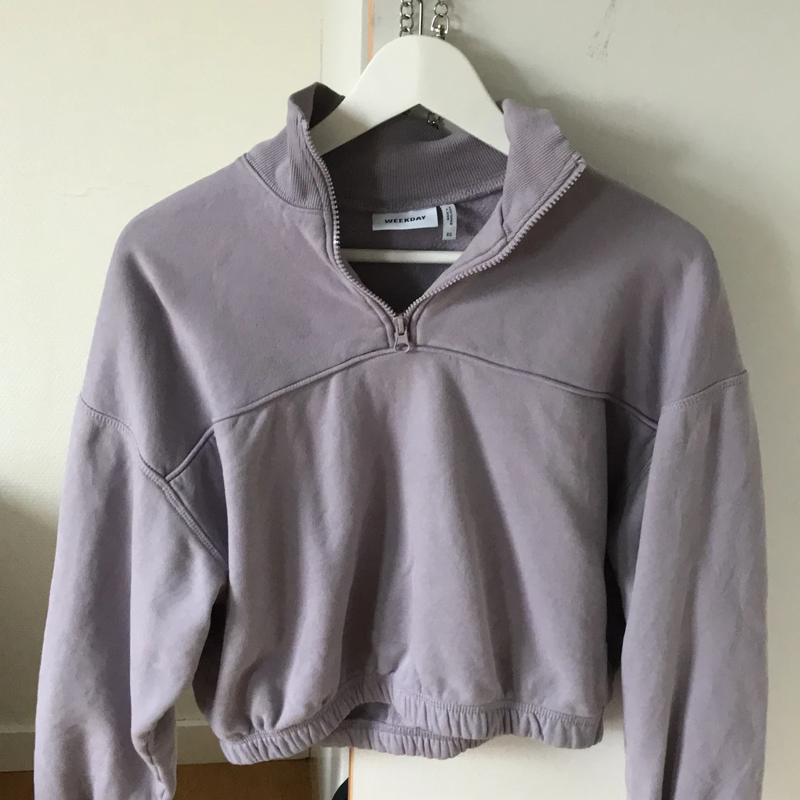 Lila croppad tröja från Weekday  - 90