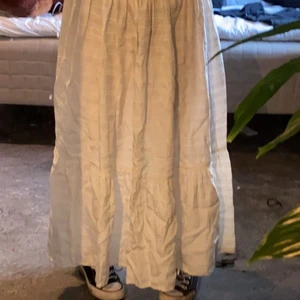 maxi kjol - benvit maxi kjol, köpt second hand för ca 1 år sedan, jag är för referens 153 cm och kjolen är ca 83 cm lång