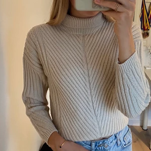 Superfin stickad tröja  - Superfin och mysig stickad tröja. Använd några gånger, men är i väldigt bra skick! Storlek s 💖🍀