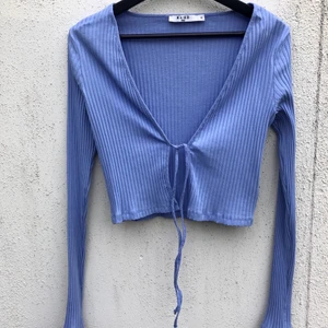 Söt liten kofta/topp från NAKD - Söt kofta/topp från NAKD. Aldrig använd, endast provad. Skönt och stretchigt material, sitter lite tajtare över armarna. 