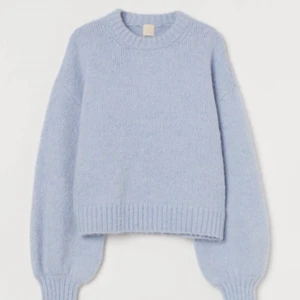 Ljusblå stickad tröja - Säljer min superfina ljusblåa stickade tröja då den inte kommer till användning längre. Köpte den i vintras för 500 kr på HM. Det är i bra skick! Köparen står för frakt. Buda i kommentarerna💗✨💗✨💗