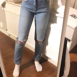 Snygga mom jeans från Gina tricot i fint skick💖knappt använda! Frakt tillkommer 💕