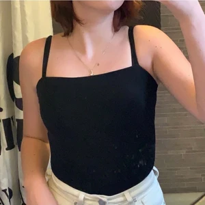 GinaTricot stl: XS - De är en body! Jag säljer den för använder den alldrig och har växt ur den! Material: bomull Ord pris: 125kr