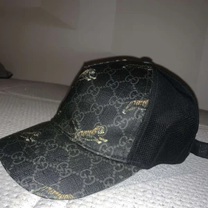 SLUTSÅLD Gucci keps size S - Säljer denna Gucci kepsen som är en slutsåld kollektion. Storleken är Small & är i fint skick, Email kvitto finns. Frakt ingår i direktpriset