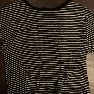 Tröja - Säljer denna jättefina trendiga randiga tröja från zara för den inte kommer till användning💕 