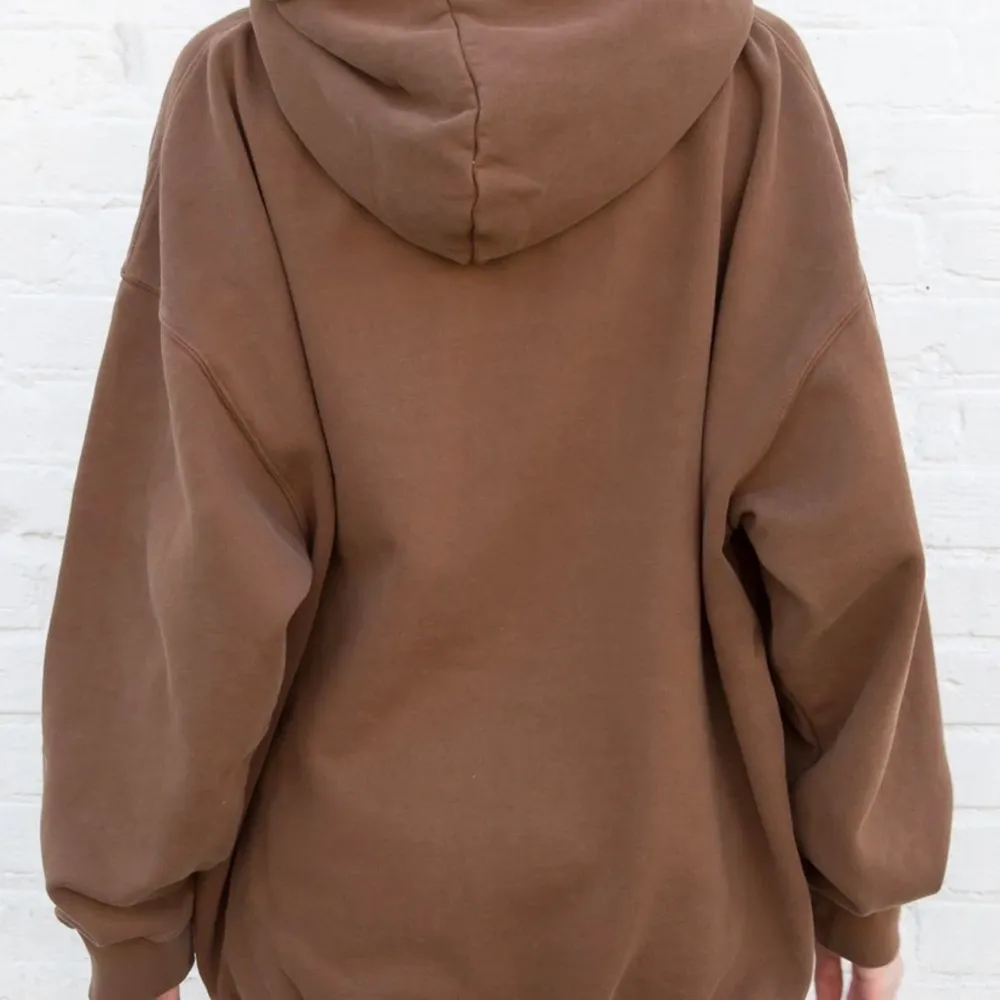 jättefin brun zip hoodie från Brandy Melville! säljer då den inte kommer till användning! hör av dig till mig om du är intresserad så diskuterar vi pris inklusive frakt💜✌🏼🥰. Tröjor & Koftor.