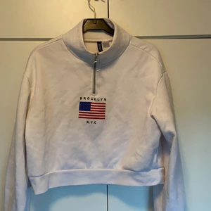 Vit magtröja  - 🌸Vit magtröja med ett Brooklyn tryck på framsidan       🌸Dra kedja upp till halsen                                               🌸Från: H&M