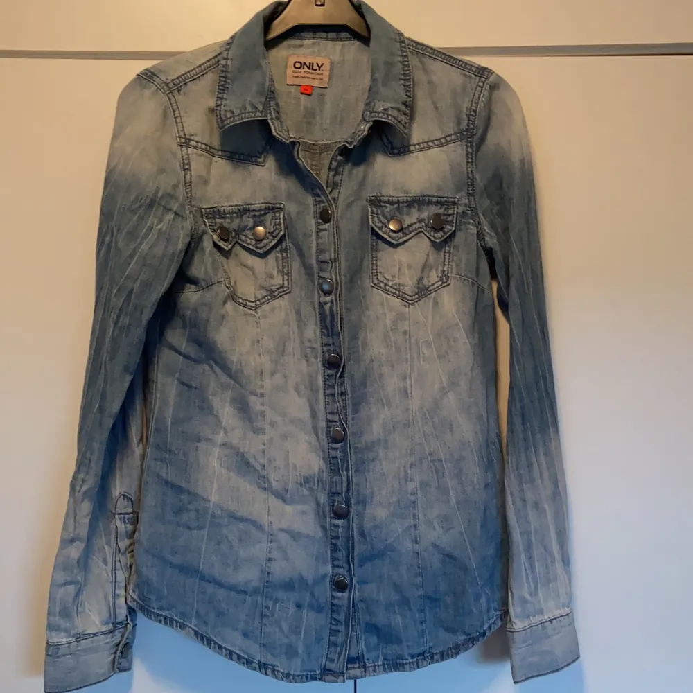 🌸Fin skjorta som ser ut att vara i jeans material            🌸Kommer från Only är i Stl 34 . Skjortor.