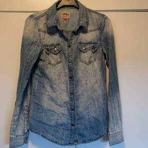 🌸Fin skjorta som ser ut att vara i jeans material            🌸Kommer från Only är i Stl 34 