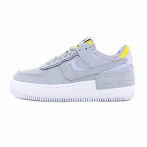 nike air force 1 shadow - väljer att sälja mina Nike skor då jag inte får användning av dom längre. Dom är ganska använda! säljer pågrund av att jag ej får användning av dom längre:) snörerna är borttappade 