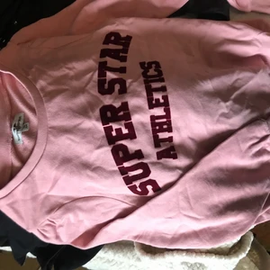 Hampton republic rosa sweatshirt - Rosa sweatshir, hampton republic, vet ej vart den är köpt. Aldrig använd, endast provad enstaka gång. Säljer pga att jag inte gillar den. Storlek 165. Pris: 70kr.  OBS: betalning via swish, kan hämtas eller skickas med post men köpare står för frakt. Jag står ej för om den kommer bort i posten
