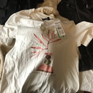 Kappahl t-shirt - Sorlek: xs, passar mig som är 165 isch. Enast provad en gång (säljer för jag inte gillar den) så nyskick. Nypris:149kr mitt pris: 100kr. OBS: Betalning sker via swish, köpare står för frakt, jag står ej för om den kommer bort i posten. Kan också möta upp och hämtas. Jag säljer även flera kläder, från storlek xs-l