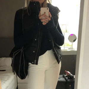 Tröja - Mörkblå tröja med långa armar och hål för tummarna. Lite tajt i armen. 