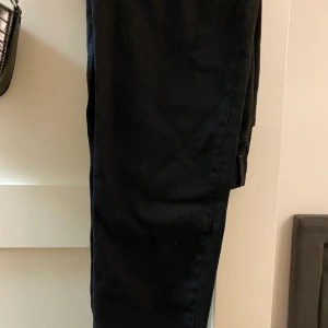Bikbok momjeans storlek M - Säljer dessa mörktvättade momjeans från bikbok i storlek M. Byxorna är oanvända och etiketten sitter kvar. Köparen står för frakten. 