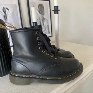 Dr. Martens - Säljer dessa snygga Dr. Martens som jag köpte här från en tjej på Plick men det var för stora! Är i storlek 38 men skulle mer säga en 39/40!! 