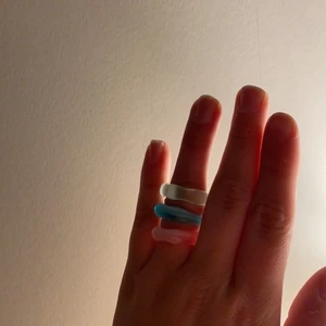 Färgglada ringar  - Säljer dessa fina färgglada ringa. De är gjorda av plast🤍