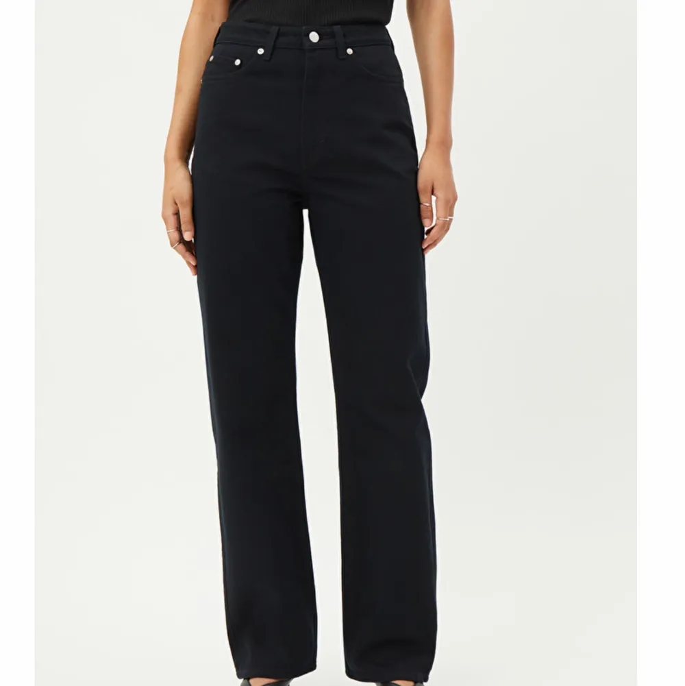 Säljer dessa snygga svarta raka jeansen från Weekday som jag endast använt 1 gång! Är i storlek 28 i midjan och 30 i längden!💕. Jeans & Byxor.