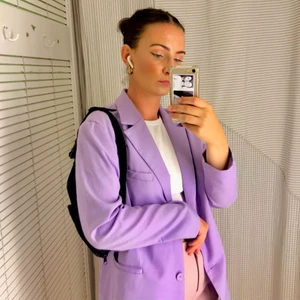 Snygg pastel lila kavaj - Jag säljer min snygga kavaj i pastel lila 💜💘 Kavajen är i S men den är oversized! Jag säljer byxorna också så kolla in min profil!!