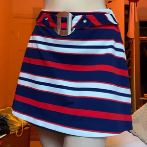 60-tals mod kjol - Vintage 60-tals mod kjol. Cirka 80cm runt om hela. Underkjolen är lite trasig, vid intresse kan jag skicka mer bilder på den