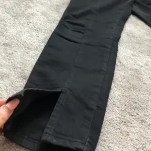 Svarta jeans från Nakd. Slitsen är framme och har en söm som går igenom hela byxan vilket gör att de ser riktigt snygga på. Skriv vid fler bilder🥰