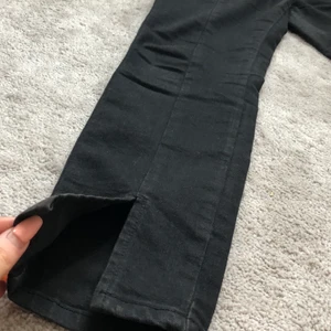 Svarta jeans med slits - Svarta jeans från Nakd. Slitsen är framme och har en söm som går igenom hela byxan vilket gör att de ser riktigt snygga på. Skriv vid fler bilder🥰