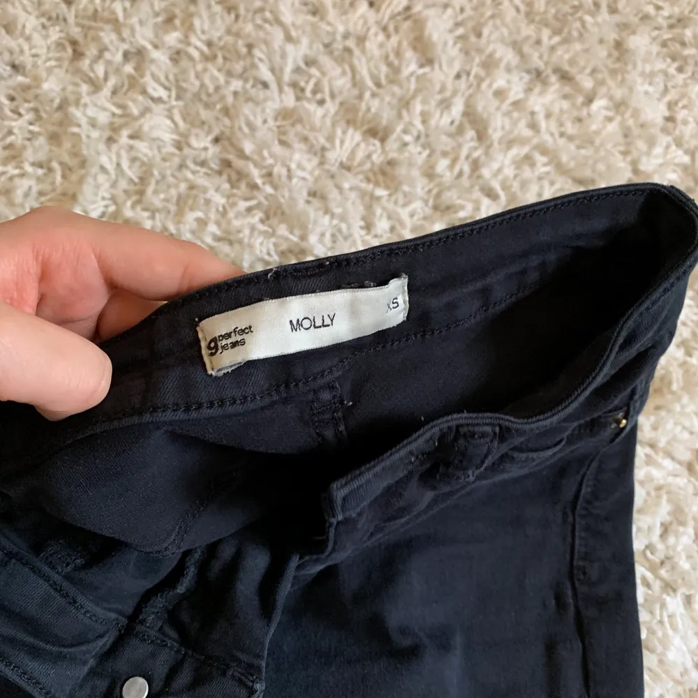 Säljer ett par tighta jeans i strl xs, lite urtvättade skriv för intresse❤️. Jeans & Byxor.