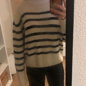 Randig beige tröja  - Stickad randig tröja svart och beige randig