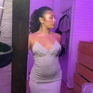 Hm klänning  - Säljer min klänning från Hm som jag aldrig använt. Den är i jätte bra skick, säljer den pågrund av att den är lite för lös vid bysten för mig. Pris går av disskutera 