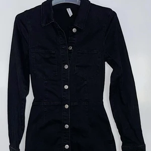 Svart jeansklänning  - Svart jeansklänning från zara. Använt enstaka gång så den är i bra skick! Storlek XS🥰