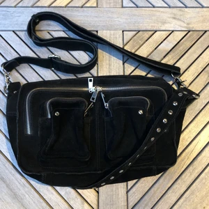 Núnoo väska - Jättesnygg svart mockaväska från Núnoo i modellen Ellie new suade. Köpt på Åhléns för 1399kr. Den är i jättebra skick, skriv till mig för fler bilder. Frakt tillkommer☺️