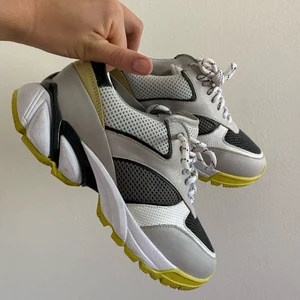 Axel Arigato Tech Runner - Säljer mina Axel Arigato Tech Runners då dem inte kommer till användning. Knappt använda och i gott skick!