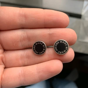 örhängen  - örhängen från marc jakobs, i svarta och silver 