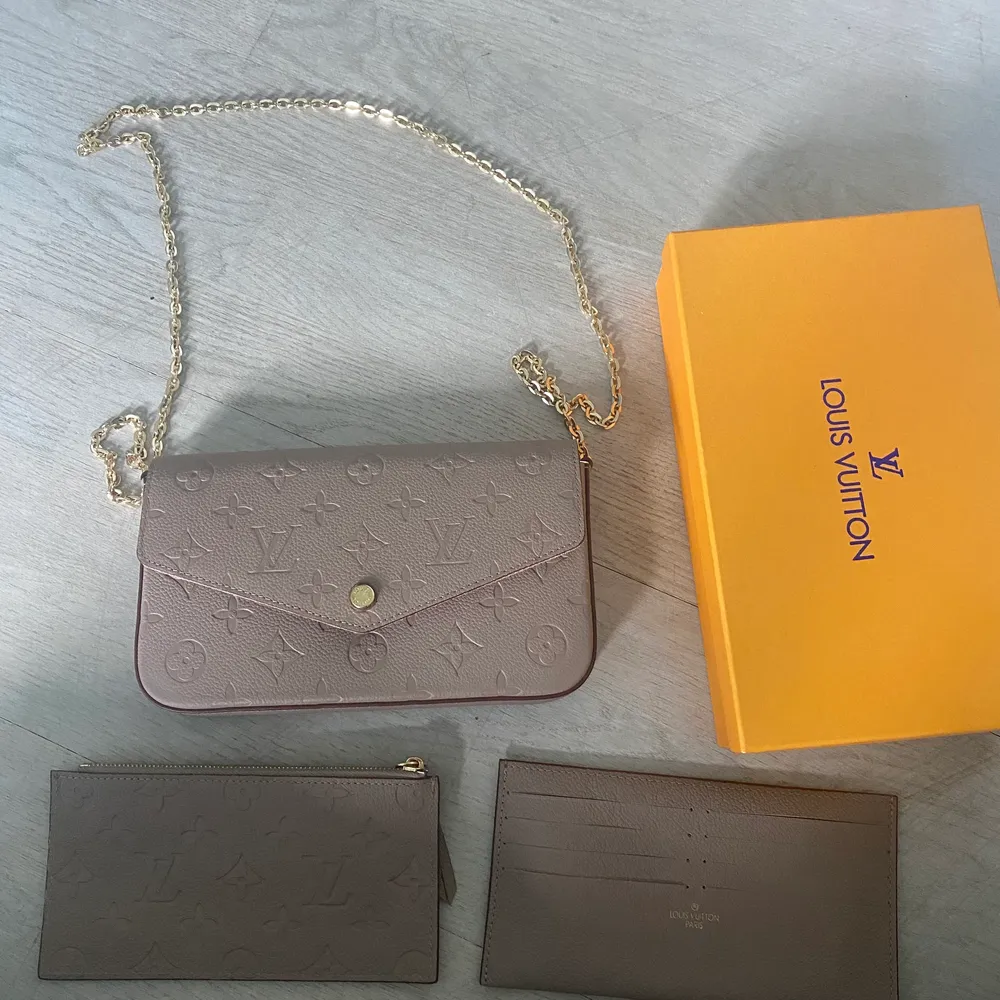 Säljer en helt oandvänd Louis Vuitton väska. Låda ingår, samt de två ”korthållarna” som finns med på bilderna. Finns inga skador/fläckar alls på väskan då den är helt oandvänd. Väskor.