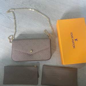 Säljer en helt oandvänd Louis Vuitton väska. Låda ingår, samt de två ”korthållarna” som finns med på bilderna. Finns inga skador/fläckar alls på väskan då den är helt oandvänd