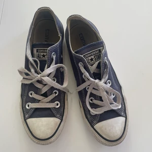 Converse - Marinblå låga Converse i storlek 36,5. Bra skick fötutom att texten där bak är lite bortskrapad, men går absolut att fräscha upp! Passar mig som brukar ha storlek 38 i skor, så de är rätt stora i storleken