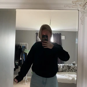 Sweatshirt svart vanlig från hm  - En svart vanlig sweatshirt från hm 