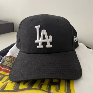 LA Dodgers - new era keps - Säljer min LA Dodgers keps som är helt oanvänd. Säljer pga att jag aldrig använder kepsar. Jag bara suttit som prydnad på en hylla. Nypris är 400 kr.